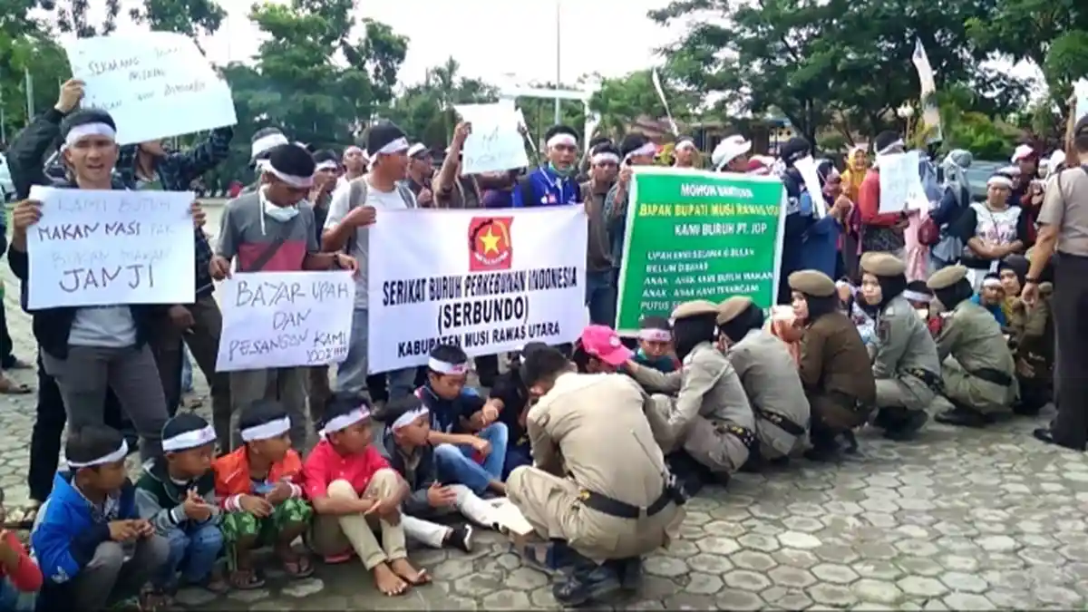 Emak-emak dan Anak-anak Dilibatkan Demo, Pekerja Pabrik Karet di Muratara Berharap Gaji Segera Cair