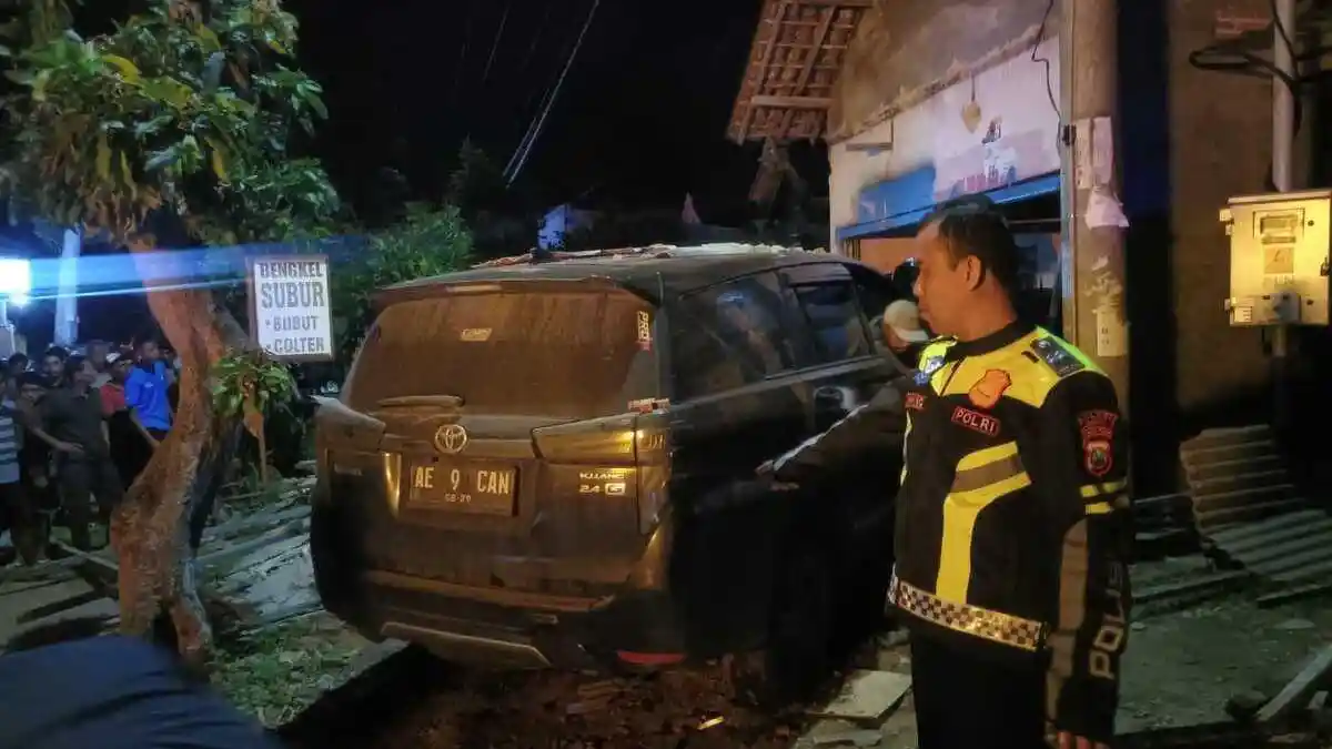 Penyanyi Dangdut Cantika Davinca Kecelakaan di Magetan, Mobil Masuk Rumah Warga, 2 Dikabarkan Tewas