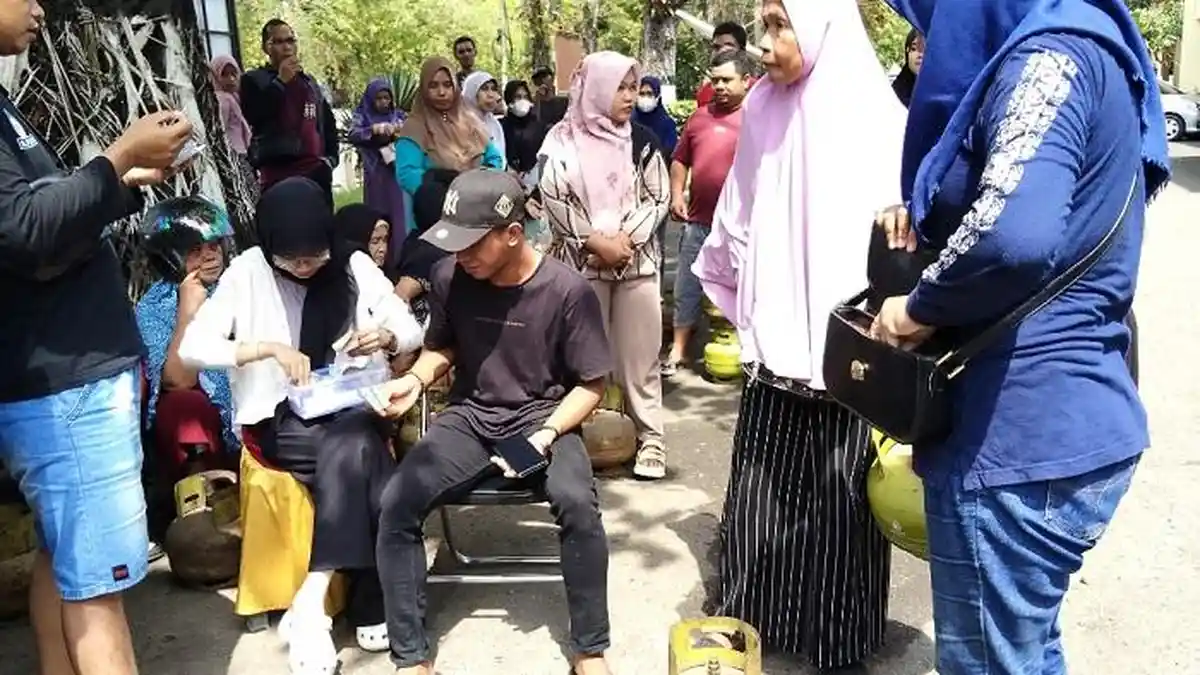 Cuaca Terik, Warga Rela Antre LPG 3 Kg Saat Operasi Pasar Pemkab HST Digelar