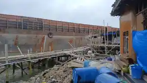 20260310_TERJANG-RUMAH-Sebuah-kapal-tongkang.jpg