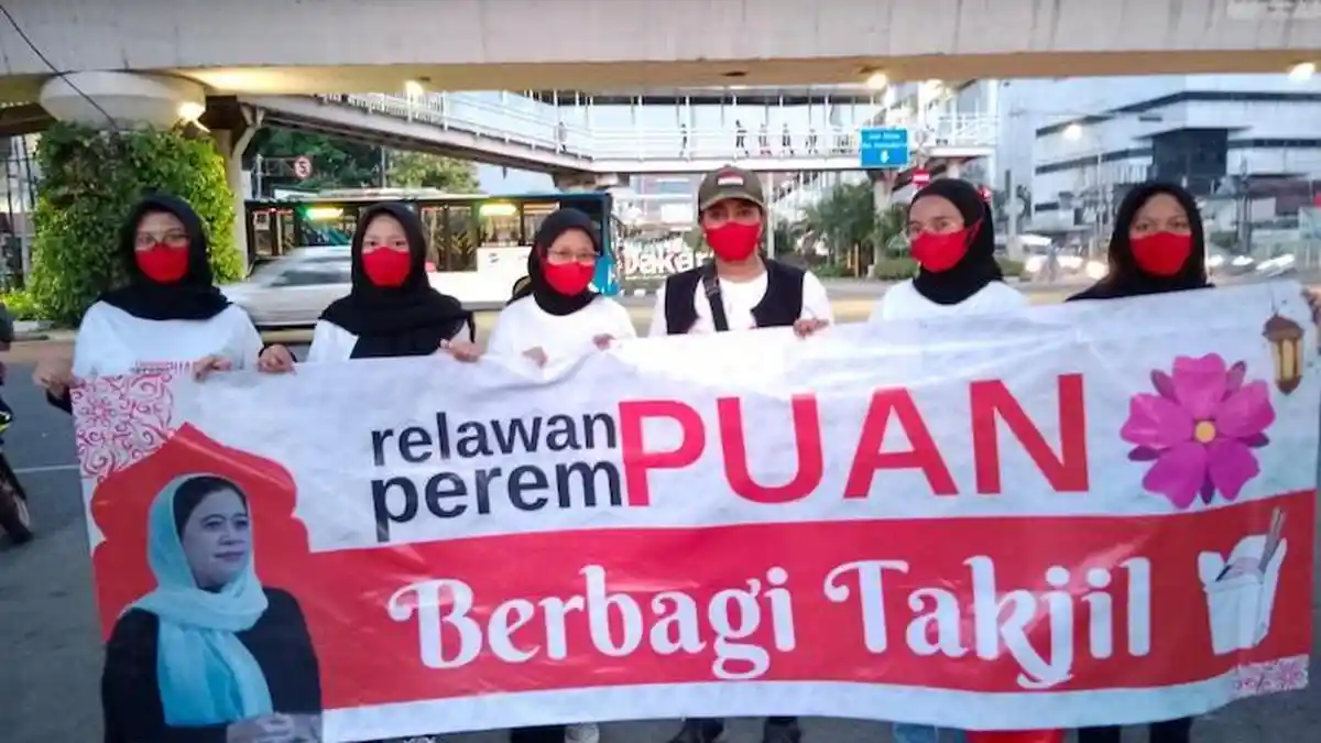 Berbagi Berkah Ramadan, Relawan PeremPUAN Gelar Aksi Sosial Bagi-bagi Takjil