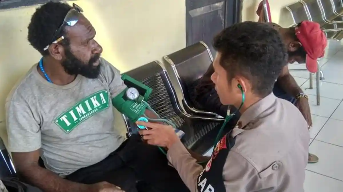2 Jam Tim Kesehatan Polda Papua Obati Masyarakat di Puncak, Ini Hasilnya!