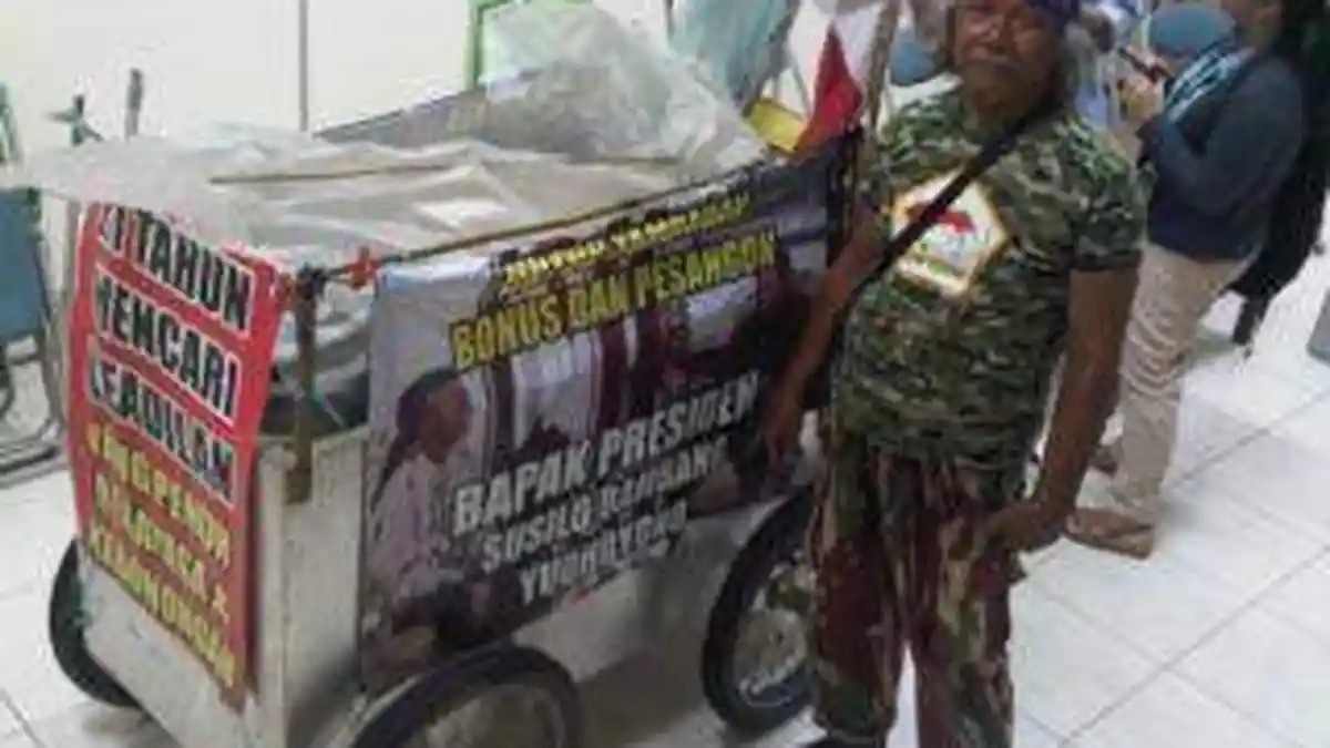 Indra Azwan Mendorong Gerobak Keadilan dari Malang ke Jakarta
