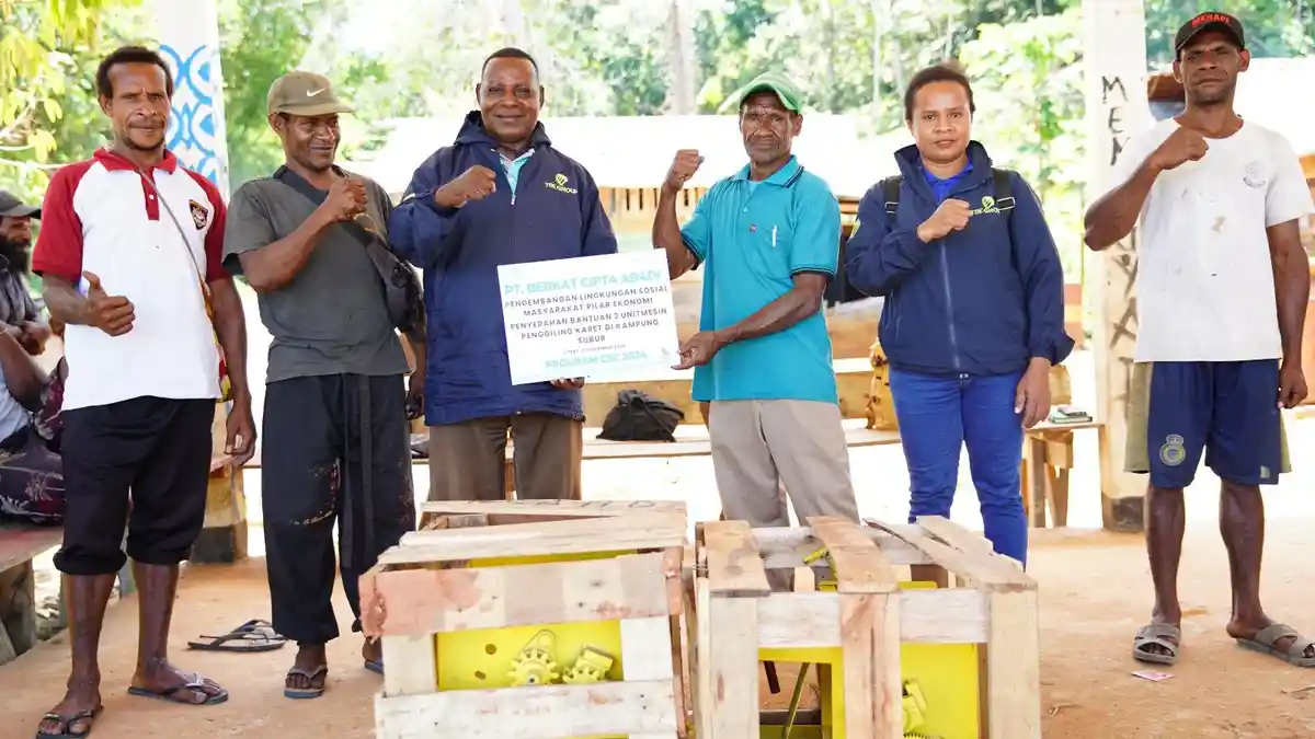 PT BCA Serahkan Mesin Penggiling Karet kepada Kelompok Tani di Kampung Aiwat di Boven Digoel