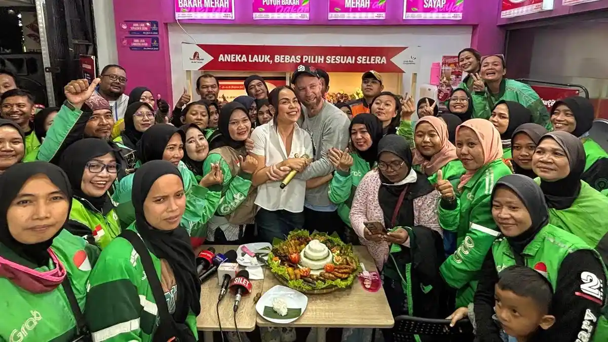 Melaney Ricardo Riang Rayakan Ulang Tahun ke-45 Bersama Pengemudi Ojol