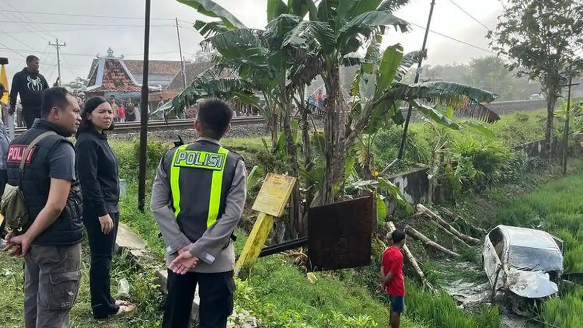 KA Argo Bromo Anggrek Tabrak Mobil Pengantar Calon Haji hingga 4 Orang Tewas, Mesin Mendadak Mati