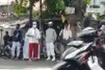 Simpatisan dan Laskar FPI Berjaga di Jalan Petamburan 3