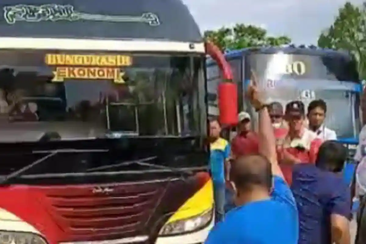Macet Duduksampeyan Gresik, Sopir Bus Nekat Lawan Arus, Sopir Truk Langsung Bereaksi, Emosi