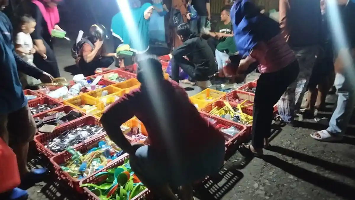 Lapak Murah Serba Rp 2 ribu di Kendari, Bikin Warga Penasaran Emak-emak Borong Alat Dapur
