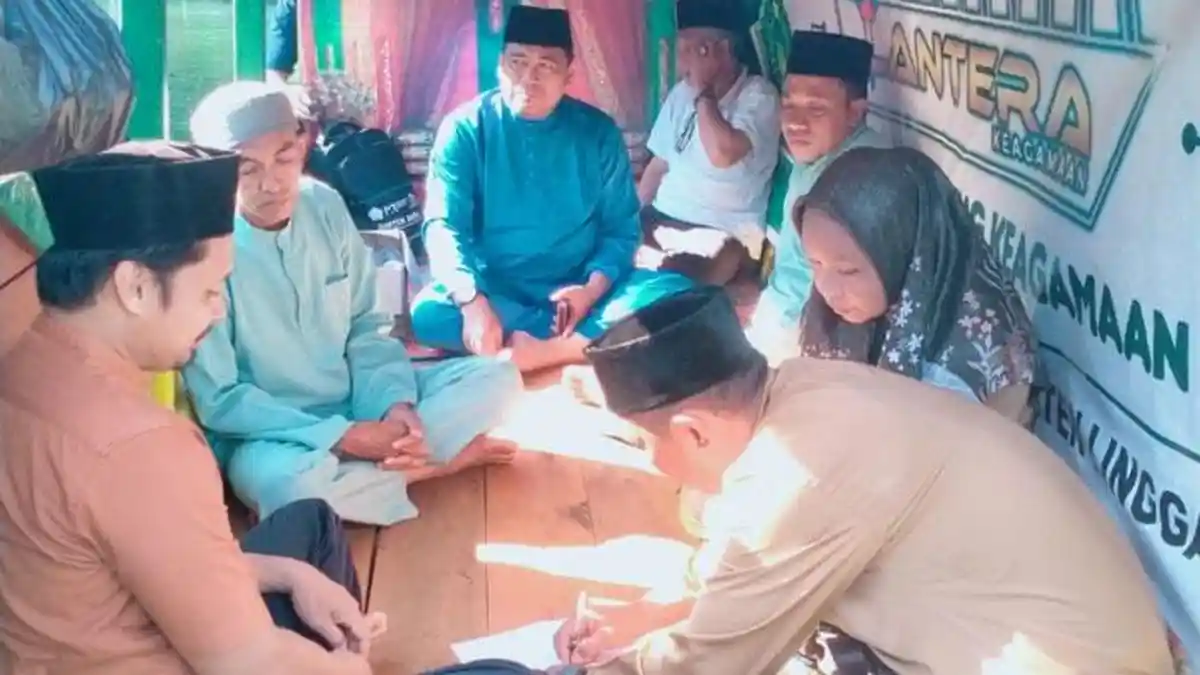 Kepala Desa Kelumu Ikrarkan Wakaf Tanahnya di Atas Perahu LANTERA Kemenag Lingga