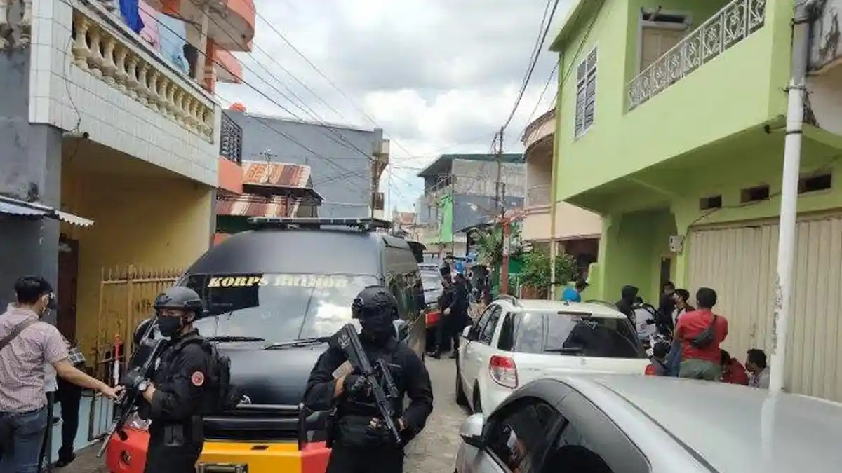 Geledah Rumah Terduga Pelaku Bom Bunuh Diri di Makassar, Robot Penjinak Bom Dilibatkan