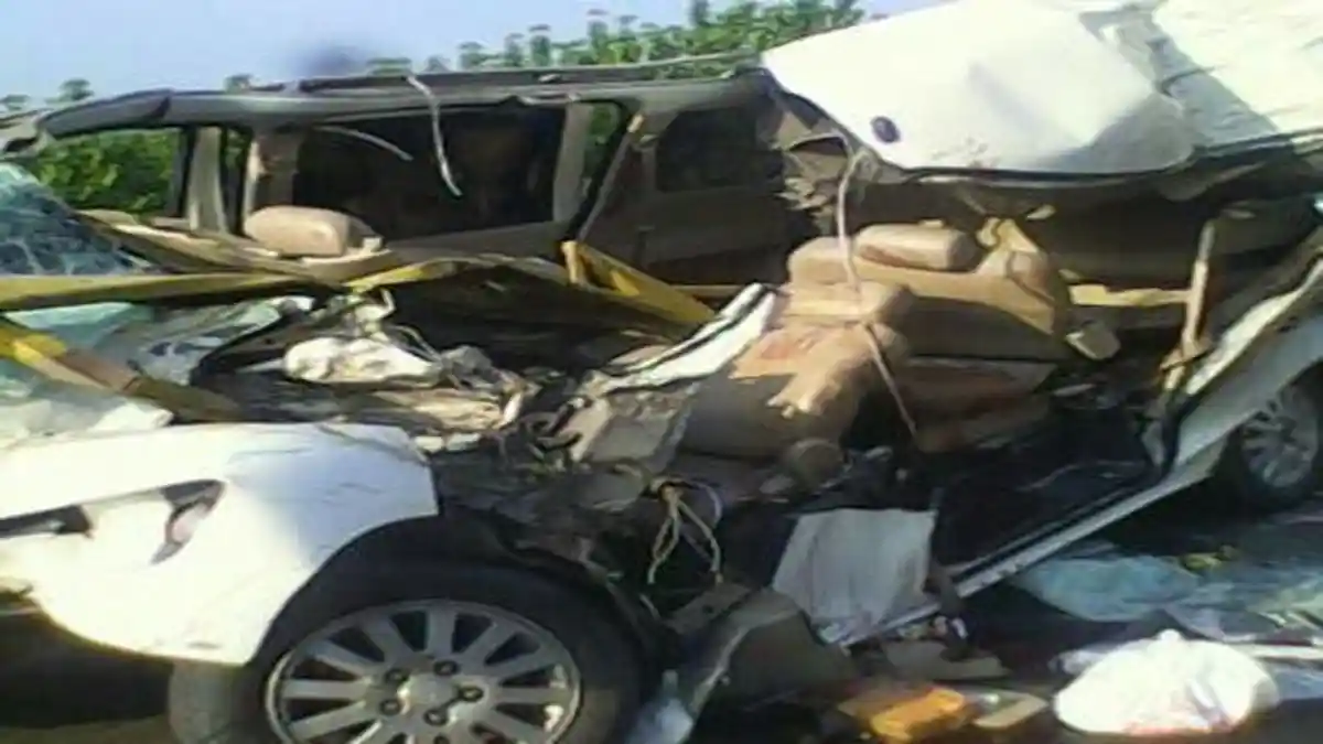 BREAKING NEWS: Kecelakaan Maut Tol Cipali, Dua Orang Masih Diidentifikasi Identitasnya - enam-orang-tewas-pada-kecelakaan-maut-di-tol-cipali_20151206_103849.jpg