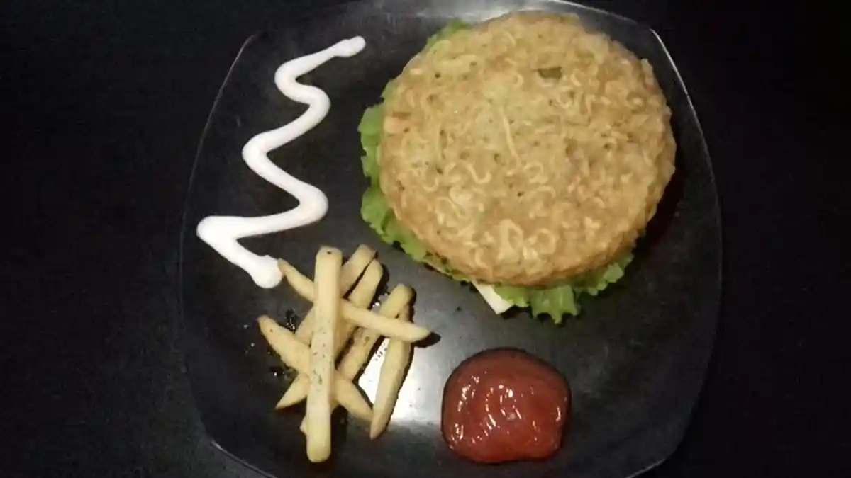 Mie Instan yang Identik Makanan Murah ala Anak Kos, Disulap Lebih Elit Jadi Burger Seperti Ini