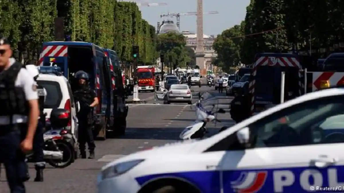 Pria Bersenjata Tabrakkan Mobil, Polisi Paris Evakuasi Kawasan Champs Elysees