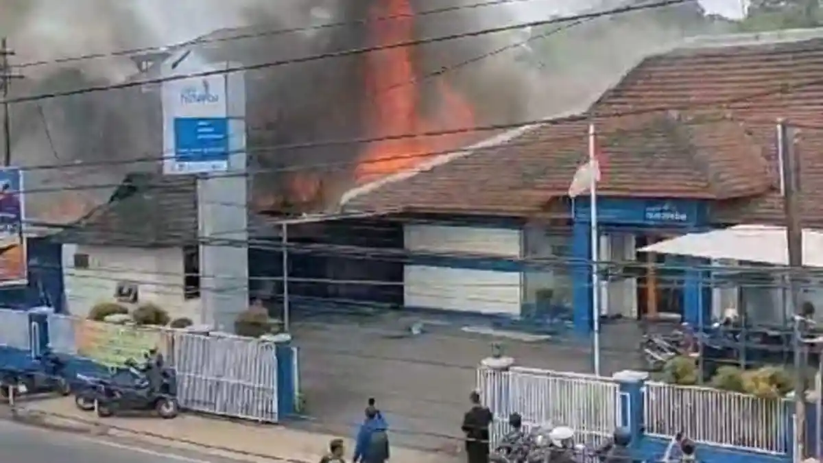 Bermula dari Kedai Bakso Kebakaran, Kantor Bank di Tasikmalaya Ikut Hangus Terbakar