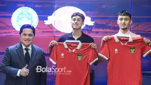 Dua-pemain-keturunan-Indonesia-bernama-Rafael-Struick-tengah-dan-Ivar-Jenner-kanan.jpg