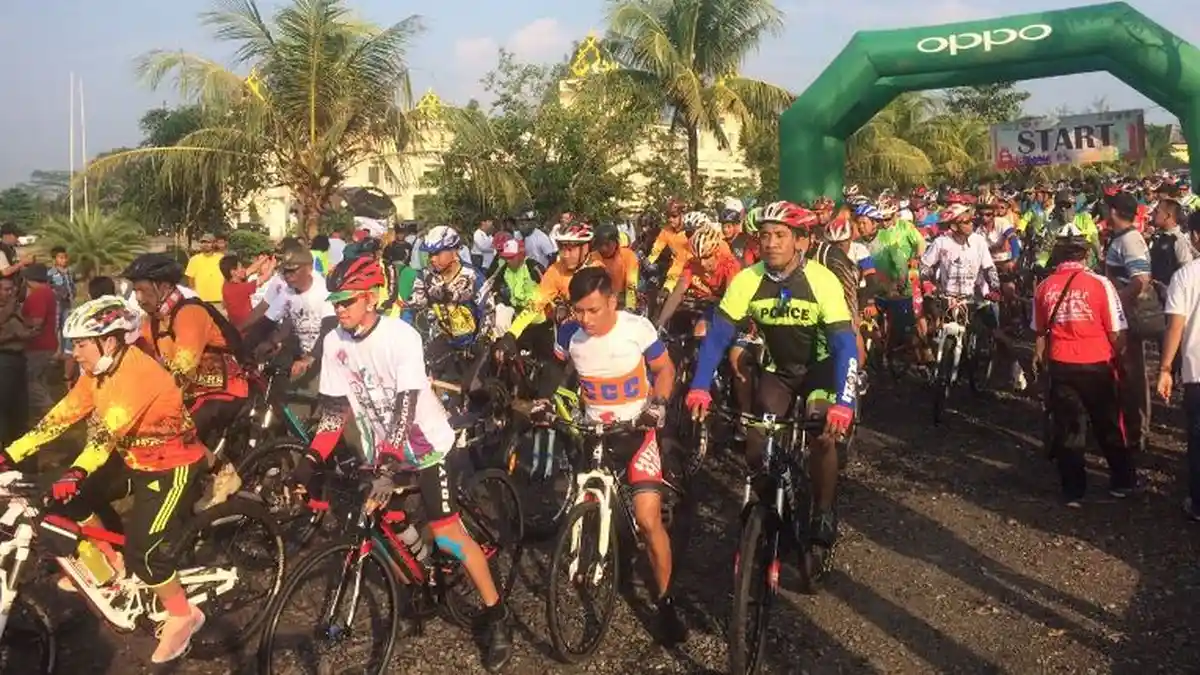 Peserta Gowes Nusantara di Lampung Timur Antusias Tinggi Meski Hujan Lebat