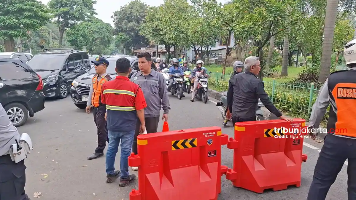 Pagi Ini Jalan Lenteng Agung Belum Dibuka, Mobil dan Motor Dialihkan