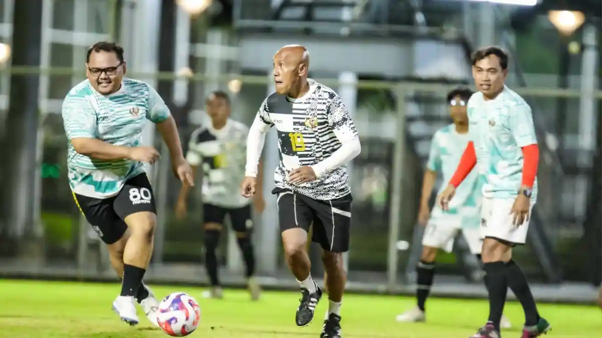 Masih Lincah Bermain Bola di Usia 69 Tahun, Rahasia Simon Tahamata Ternyata Tak Rumit