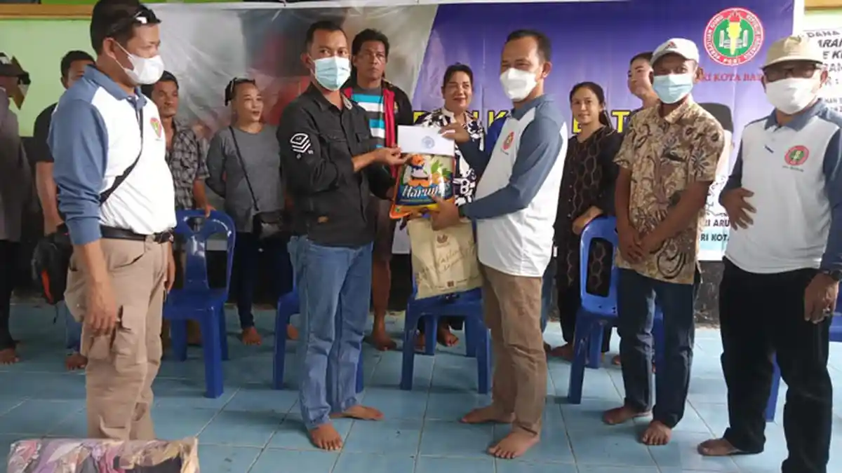 Bantuan Mengalir untuk Korban Kebakaran di Pulau Buluh, PGRI Batam Ikut Peduli
