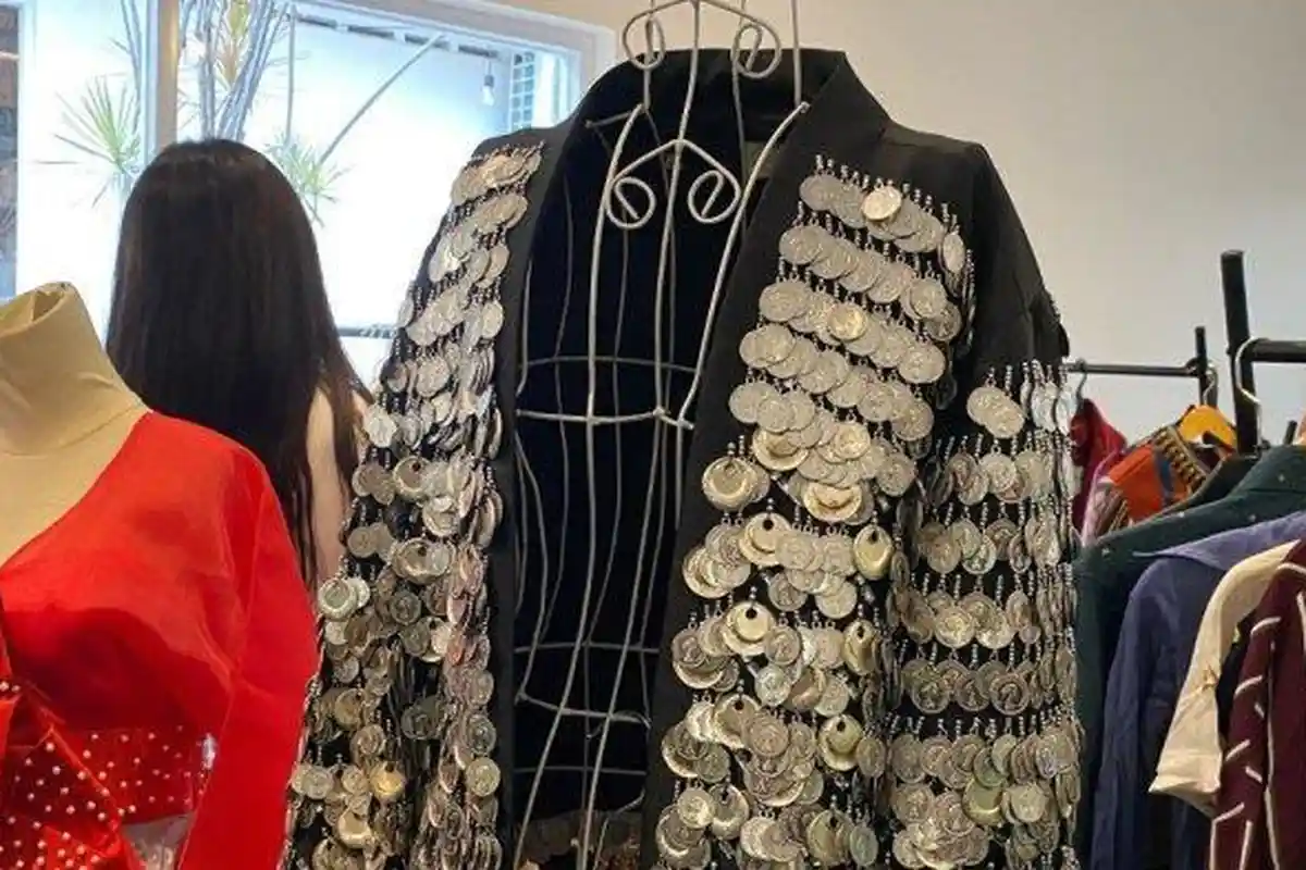 Baju King Nassar Seberat 15 Kg Dilelang, Hasilnya untuk Anak Yatim