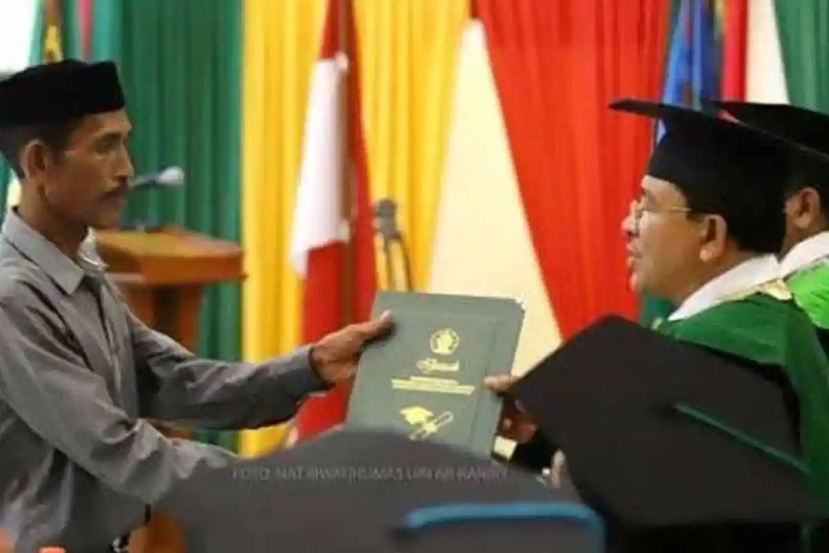 Viral Ayah Gantikan Wisuda Anaknya Bikin Trenyuh : 'Anakku, Hari Ini Ayah Datang ke Acara Wisudamu'