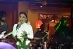 yuni-shara-hibur-grand-opening-rumah-makan-bumi-aki-cibinong_20190118_103007.jpg