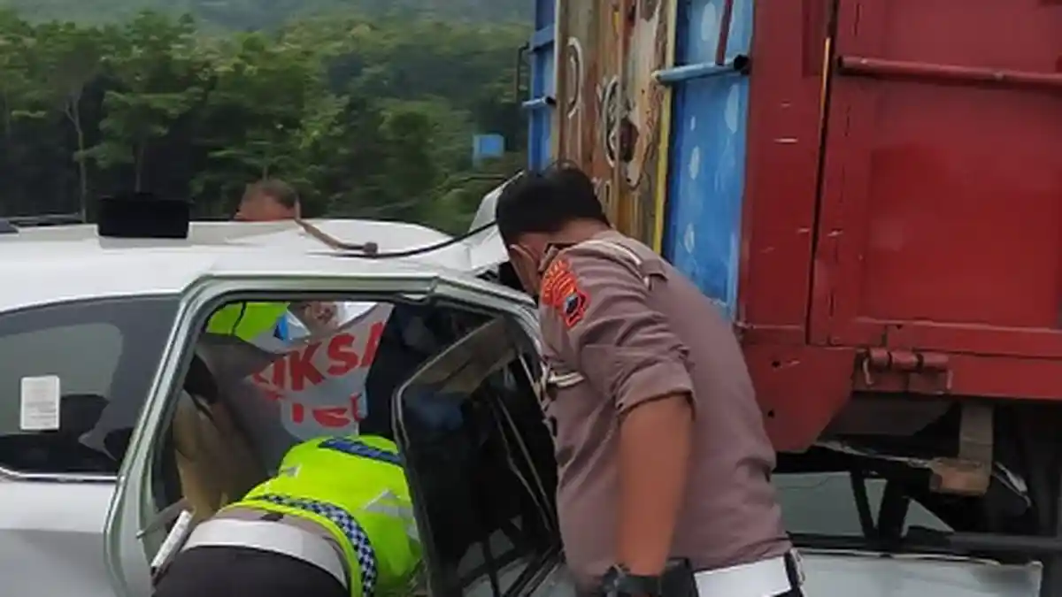 Detik-detik Kecelakaan Mobil di Tol Batang-Semarang, Sopir Hilang Kendali, 2 Orang Meninggal
