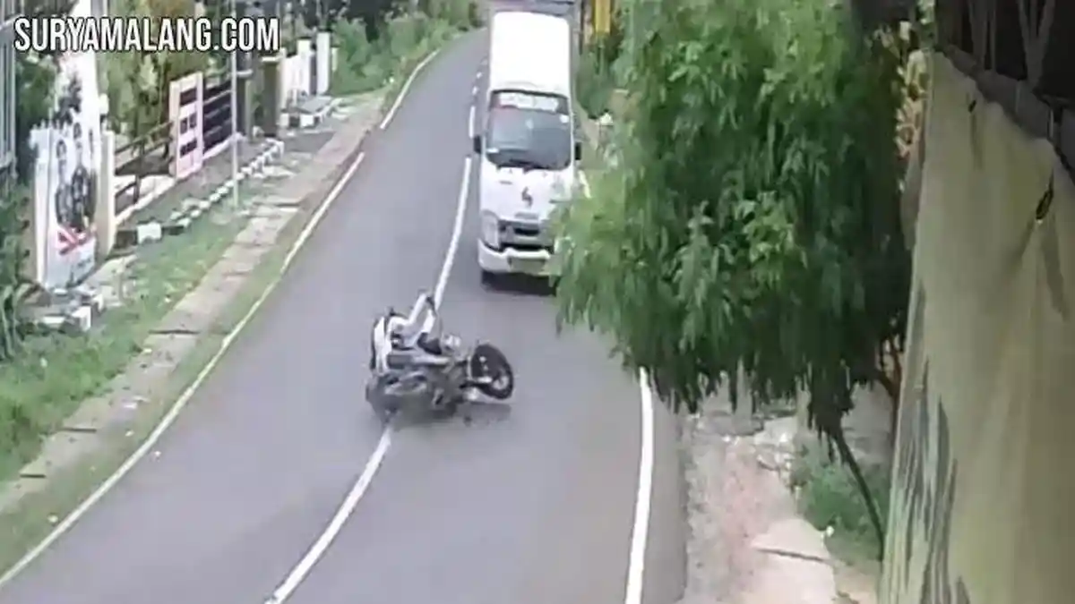 2 Remaja Bermotor Terekam CCTV saat Terlindas Truk di Jalan Raya Desa Banyuurip, Gresik