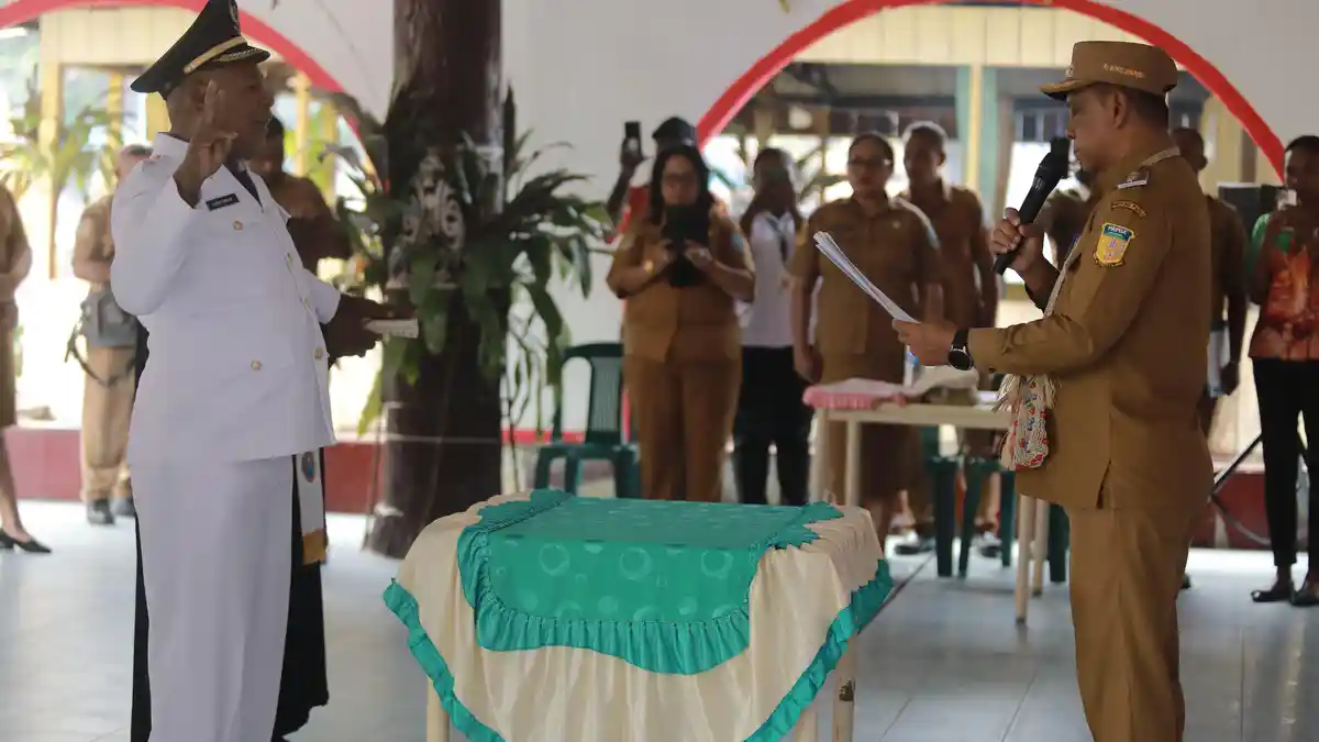 Kepala Kampung Ifale Dilantik, Pj Bupati Jayapura Minta Libatkan Para Pihak dalam Pembangunan
