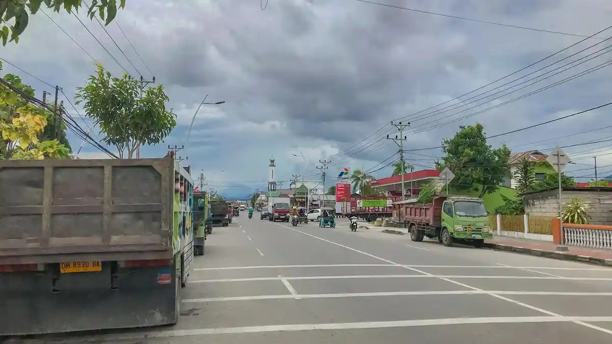 Nasib Sopir Truk di Gorontalo, Berjam-jam Habiskan Waktu Demi Solar: Terlambat Takkan Kebagian