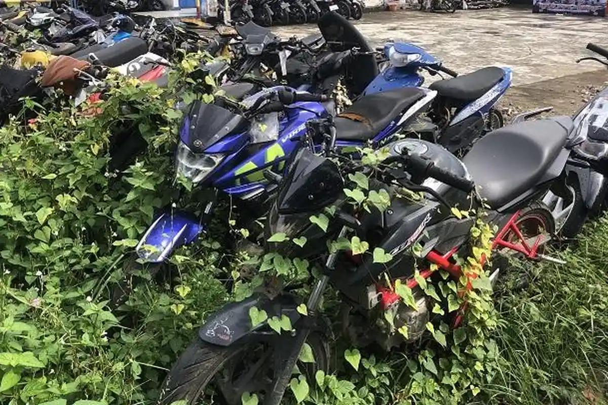 Puluhan Kendaraan Hasil Tilang Terparkir di Polres Pasaman Barat, Ditutupi Rumput Liar