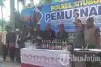 pemusnahan-ribuan-botol-minuman-keras.jpg