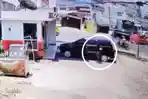 Viral-Aksi-Bandit-Pecah-Kaca-Beraksi-di-Palembang-Ambil-Laptop-di-Dalam-Mobil-Terekam-CCTV.jpg