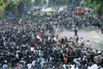 Massa Aksi Tolak UU Cipta Kerja Kepung Gedung Grahadi Surabaya