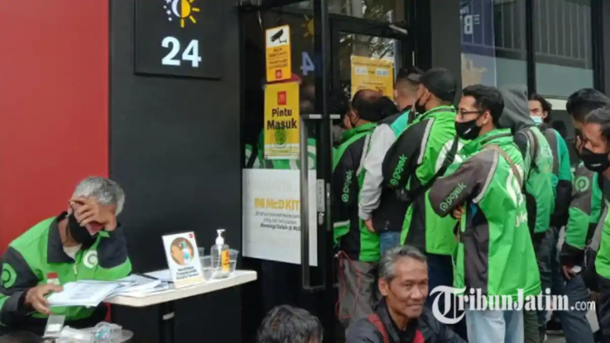 Antrean Promo BTS Meal, Kaca Pintu Depan McD Sunandar Priyo Sudarmo Kota Malang Retak