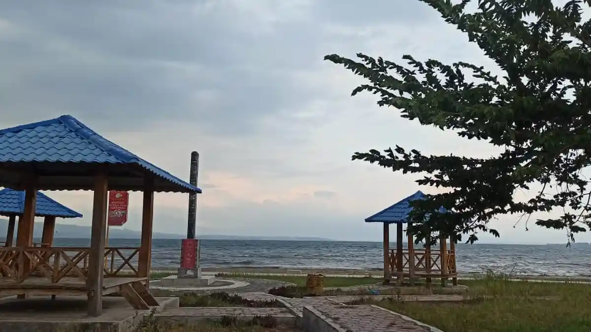 Pantai Sibolahotang Sas Balige, Destinasi Favorit untuk Bercengkrama Sembari Menyeruput Kopi