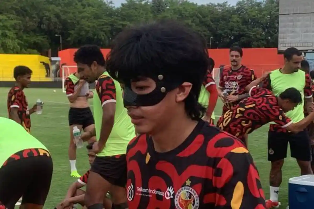 Muhammad Iqbal Ikuti Sesi Latihan Pakai Pelindung Wajah di Stadion GOR H Agus Salim Padang