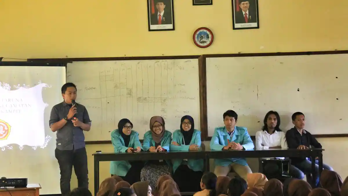 Karang Taruna Kampit-KKN UNS Solo Gelar Sosialisasi Bahaya Narkoba dan Seks Bebas - sosialisasi-bahaya-narkoba_20170730_115950.jpg