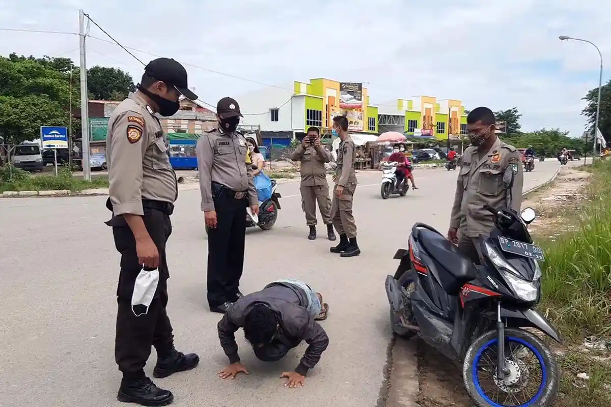 Ada Masker Tapi Tak Dipakai, Ratusan Warga Terjaring Razia Masker di Simpang Nato Sagulung Batam