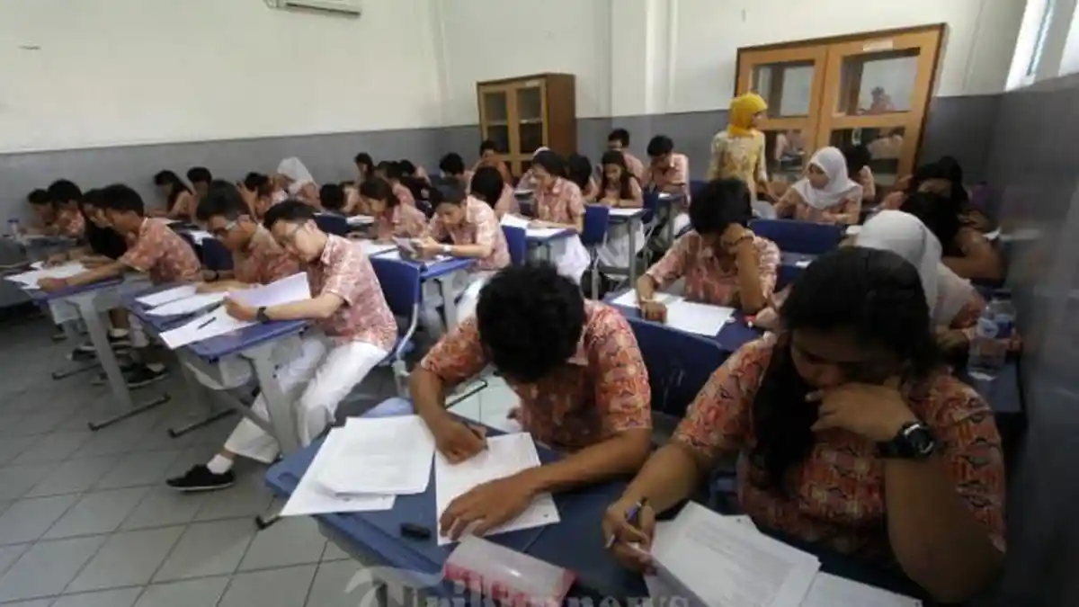 Kunci Jawaban Bahasa Inggris Kelas 12 Halaman 96 What Are The Pros And Cons Of Using E-money?