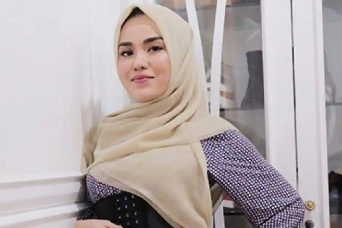 Reaksi Netizen Lihat Medina Zein Kepergok Tenteng Tas Seharga Rp 260 Juta: Dia Beli Buat Dijual Lagi