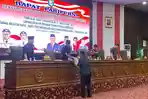 Jubir-Banmus-DPRD-Provinsi-Bengkulu-memberikan-hasil-rapat-Banmus-di-ruang-rapat.jpg