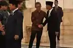 Kehadiran Rocky Gerung Warnai Momen Reshuffle Kabinet, Tertawa Bareng Prabowo hingga Rangkul Gibran