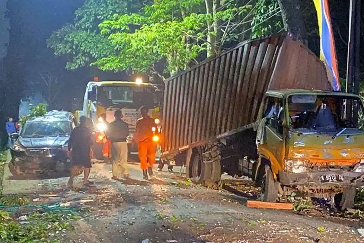 Kecelakaan Truk Tronton Tabrak Minibus dan Motor di Bandung Barat Tewaskan Satu Orang
