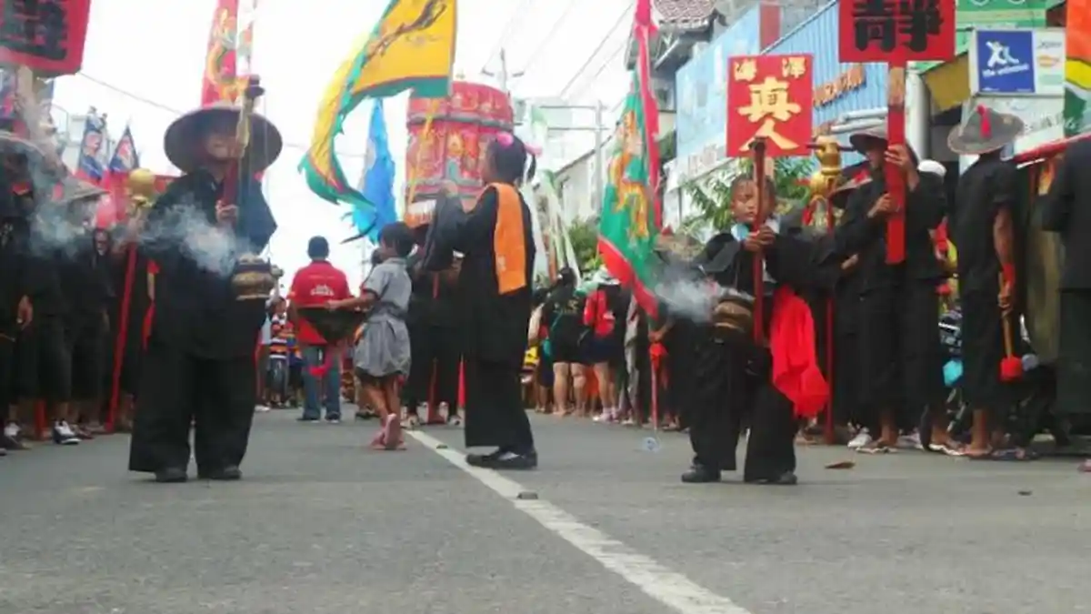 Gotong Tujuh Patung Dewa-dewi, Ribuan Warga Tegal Rayakan Cak Go Meh