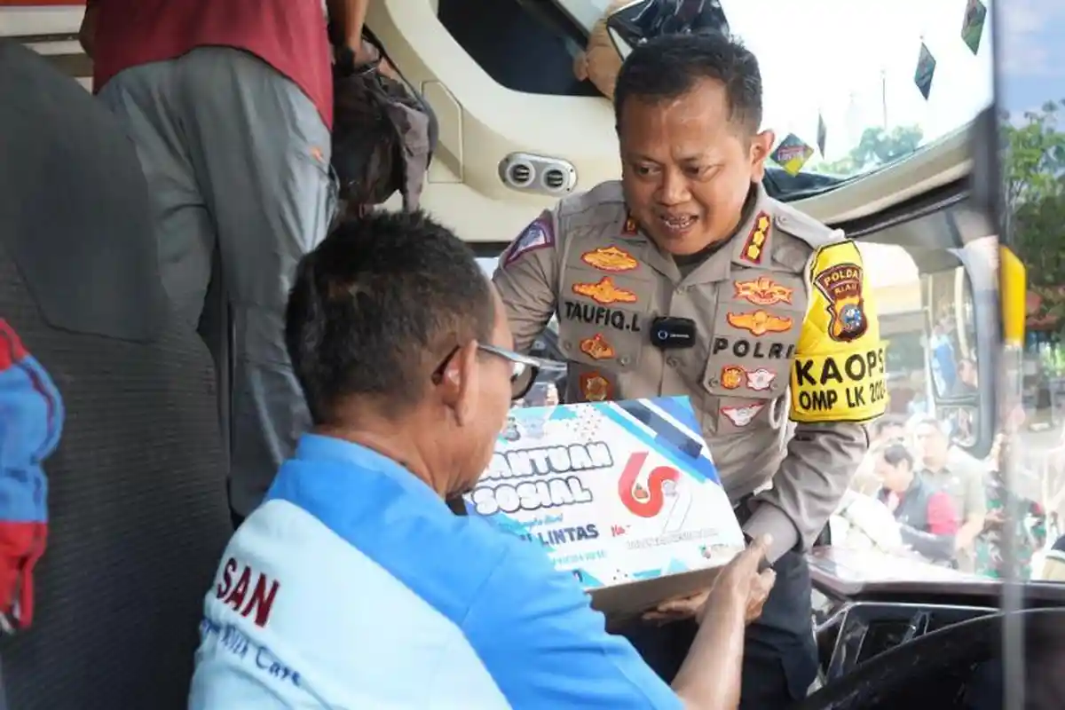 Jelang Hari Lalu Lintas Bhayangkara Ke-69, Dirlantas Polda Riau Bagikan 8 Ribu Paket Sembako