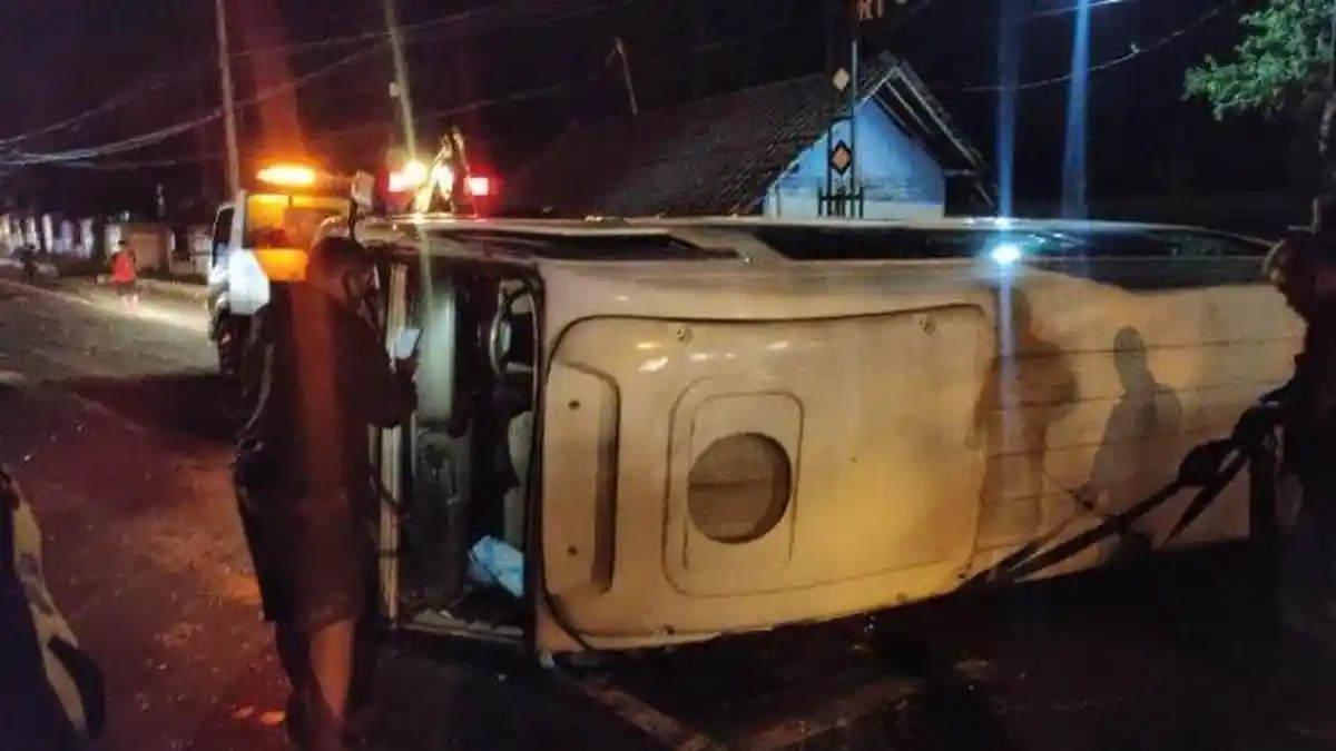 Kecelakaan Tadi Malam, Minibus Elf Terguling, Berikut Nama-nama Korban