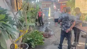 Polisi-saat-melakukan-olah-TKP-pasca-kebakaran-di-rumah-milik-Made-Subakti.jpg