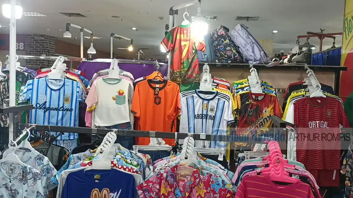 Jersey Negara Peserta Piala Dunia Laris Manis di MTC Manado, Seragam ...